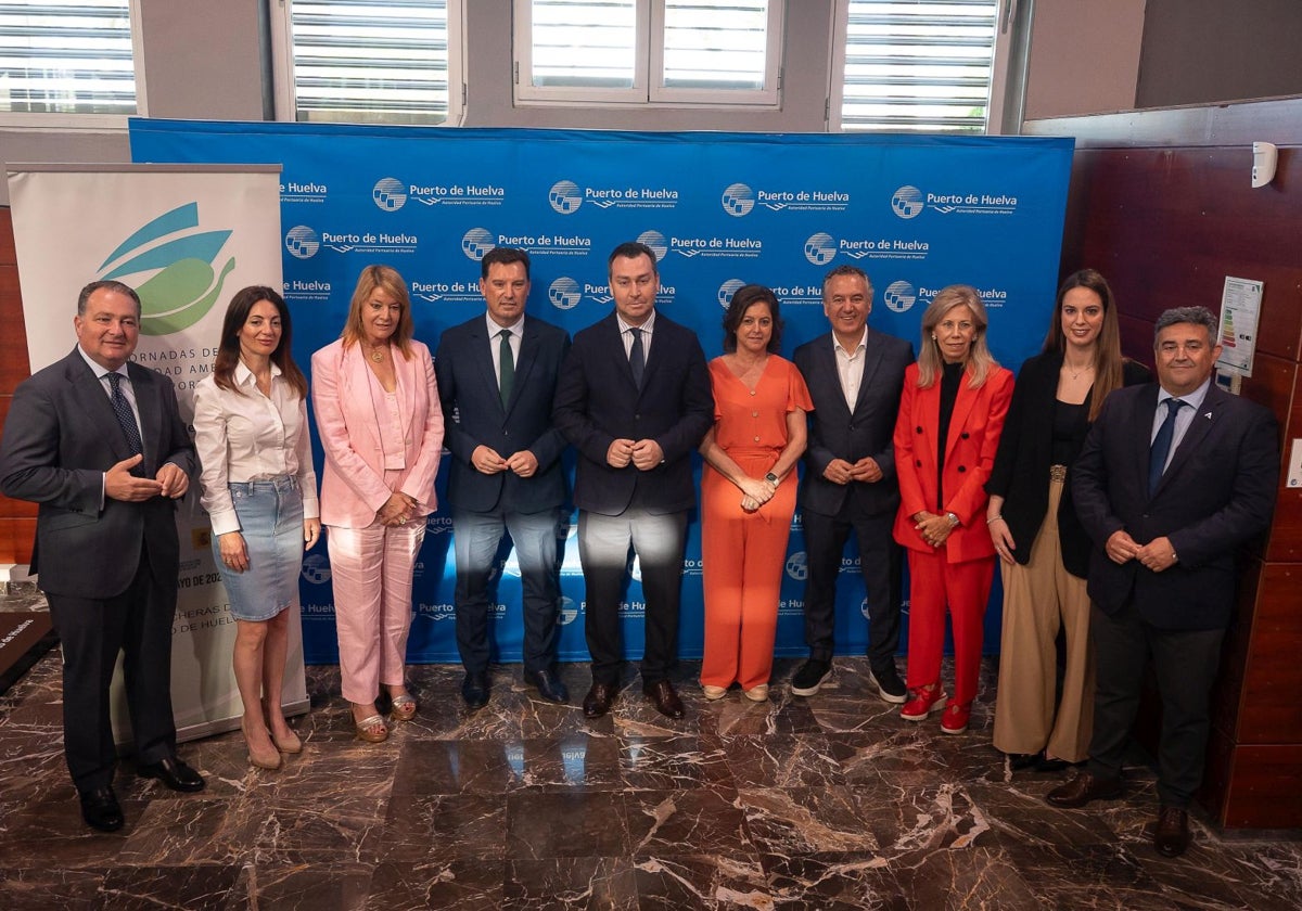 Foto de familia de autoridades en la jornada celebrada en el Puerto de Huelva