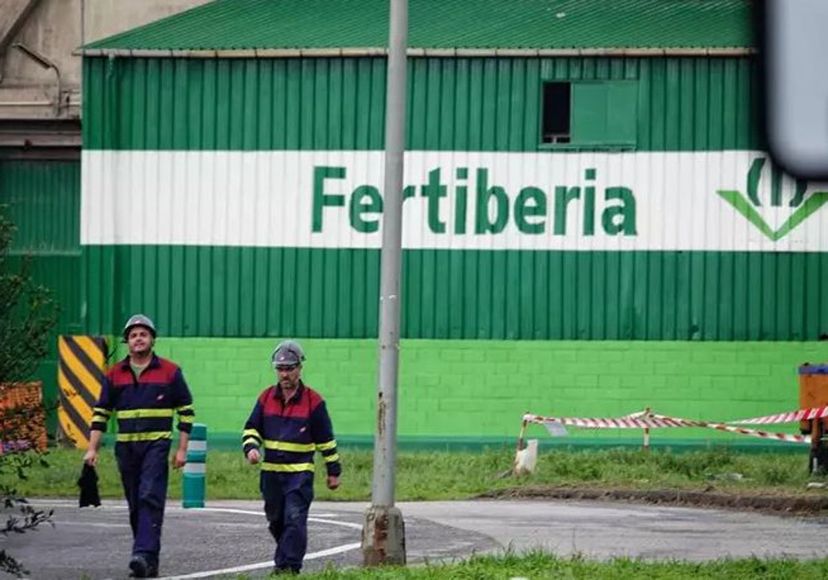 Trabajadores en una planta de Fertiberia