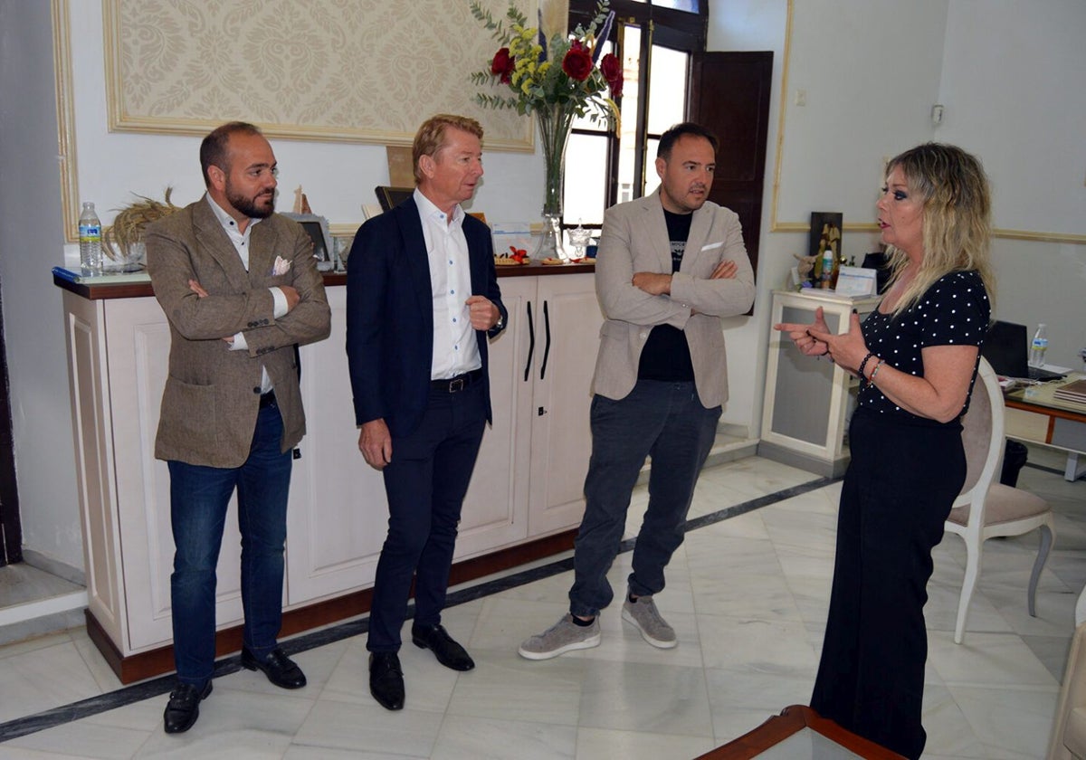 La alcaldesa de San Juan con representantes de Go Energy Group
