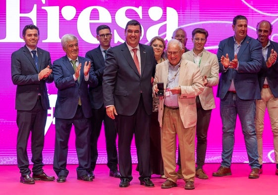 Diego Velo, con su 'Fresa de Oro' y acompañado por toda la junta directiva de Freshuelva