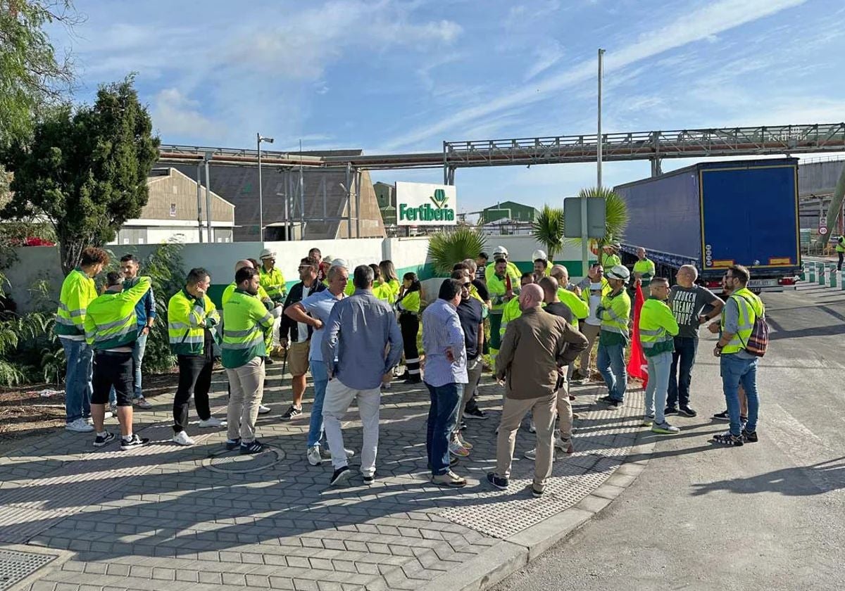 Trabajadores concentrados a las puertas de Fertiberia, en Huelva