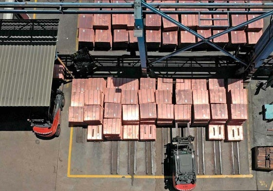 Cátodos de cobre almacenados en la fundición de Atlantic Copper de Huelva
