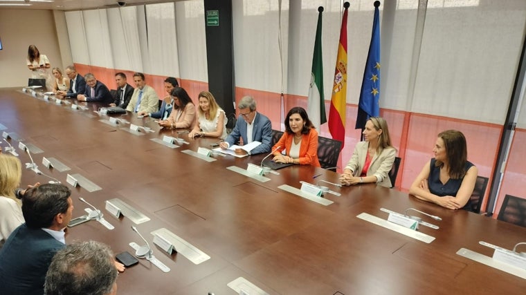 Representantes institucionales y empresariales, en la firma