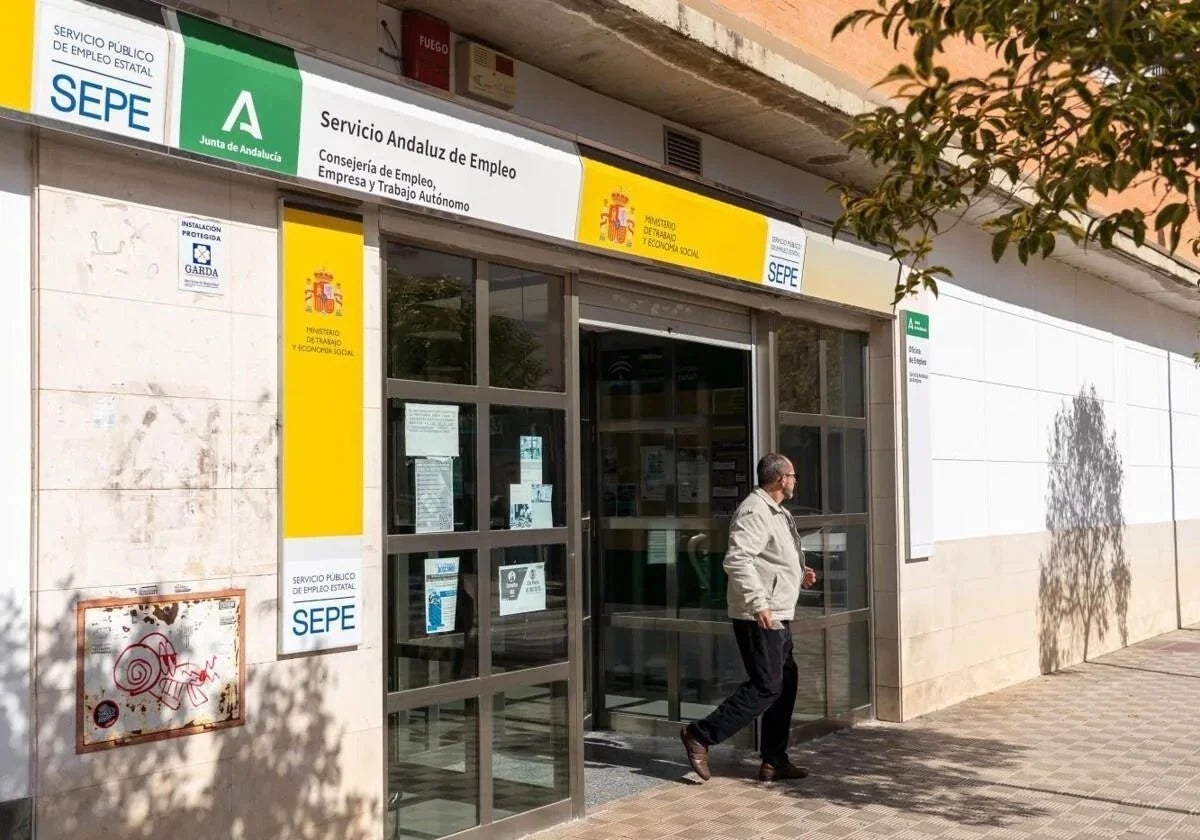 Una persona sale de una oficina del SEPE en Andalucía