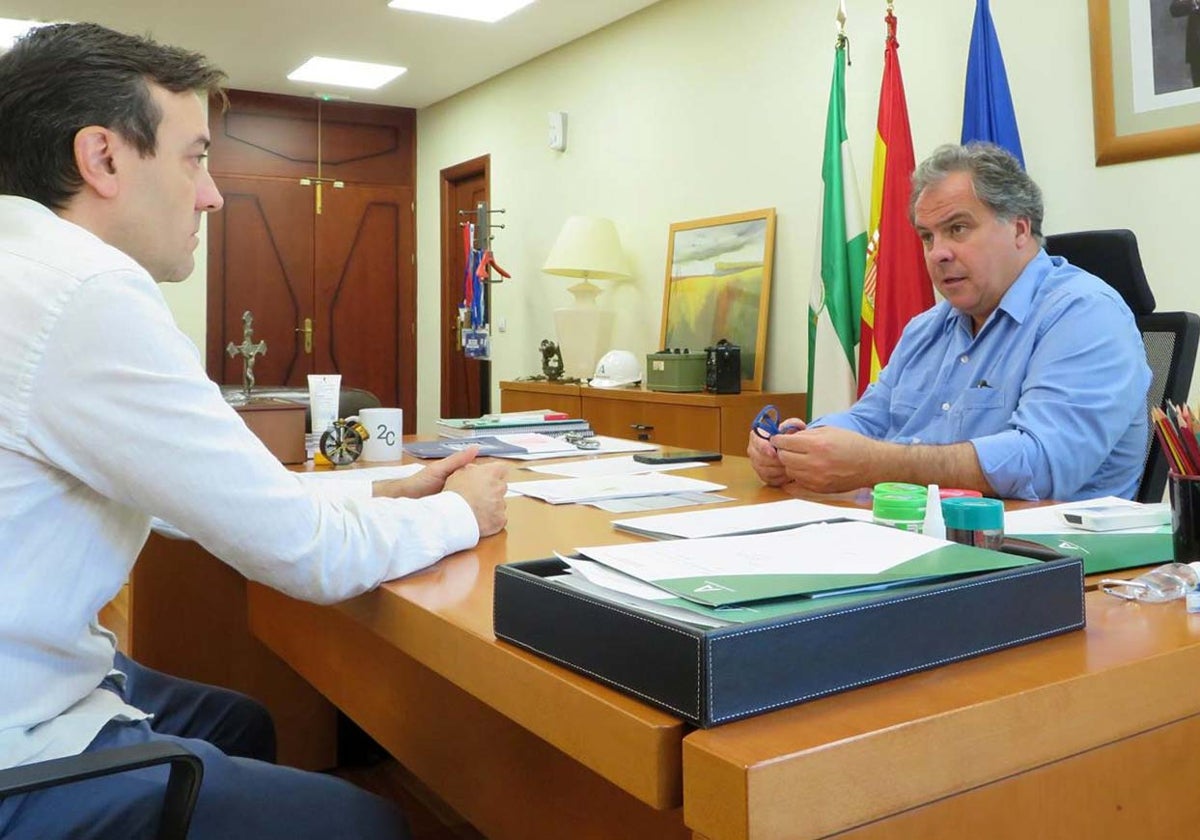 El delegado de Empleo, Empresa y Trabajo Autónomo de la Junta en Huelva, Juan Carlos Duarte (derecha)
