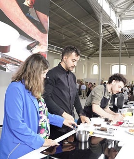 Imagen secundaria 2 - Desde primera hora de la mañana, cocineros, sumilleres, productores y representantes institucionales han compartido escenario