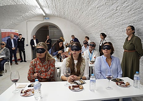 Imagen secundaria 1 - Desde primera hora de la mañana, cocineros, sumilleres, productores y representantes institucionales han compartido escenario