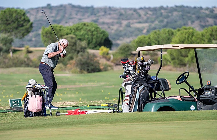 Un turista juega al golf en Ayamonte