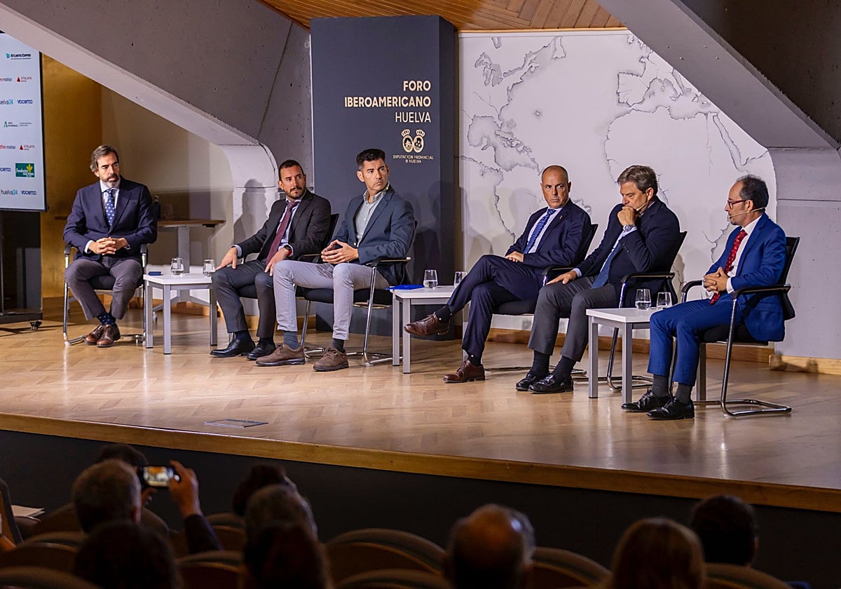Los participantes en la mesa redonda titulada «El futuro de la Faja Pirítica» dentro del I Foro Nacional de Minerales Críticos