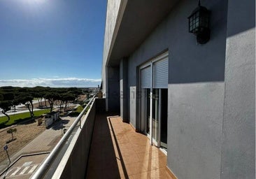 Sale a la venta en Punta Umbría un piso de tres habitaciones por menos de 80.000 euros y a pocos minutos de la playa
