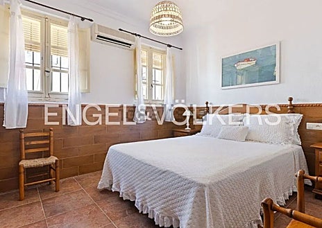 Imagen secundaria 1 - Cada espacio ha sido cuidado con esmero, preservando la luz, la comodidad y una atmósfera que hacen de esta casa un hogar único