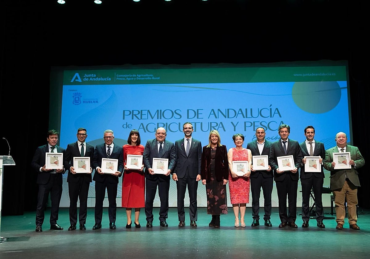 Foto de familia de los galardones