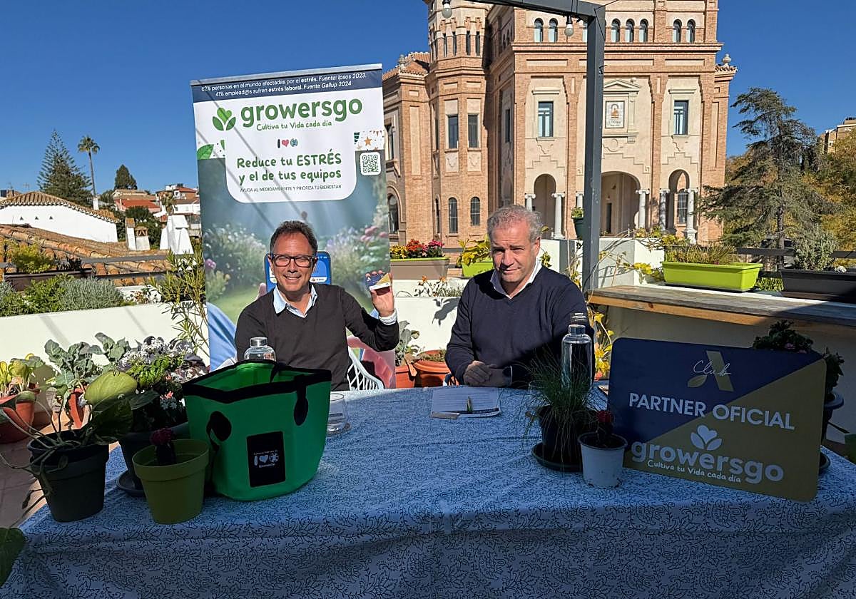 Alejandro Villarán, izquierda, junto a Aurelio Cazenave tras la firma del convenio