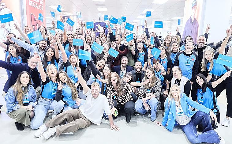 Imagen principal - Los trabajadores de PrimarK en el centro comercial Holea de Huelva, exultantes de felicidad tras la remodelación de la tienda