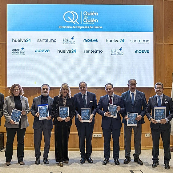 Foto de familia en la presentación de la publicación 'Quién es quién en Huelva'