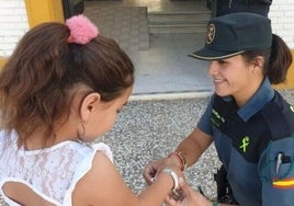La Guardia Civil reparte pulseras identificativas para los menores durante la Romería del Rocío 2023