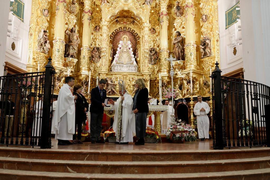 Las imágenes de la imposición de la Medalla de Huelva a la Virgen del Rocío