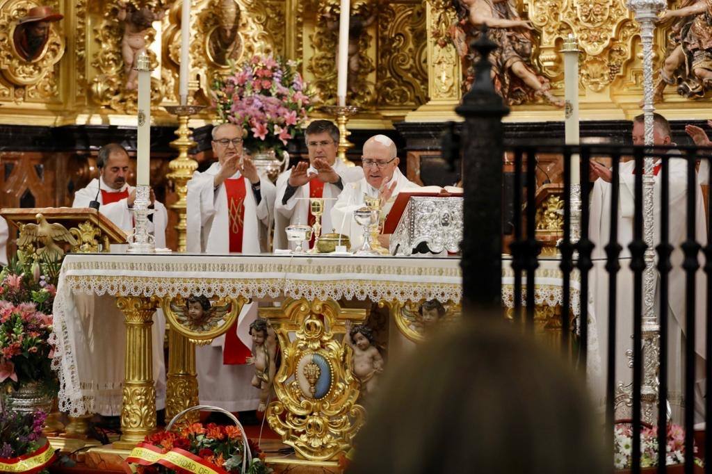 Las imágenes de la imposición de la Medalla de Huelva a la Virgen del Rocío