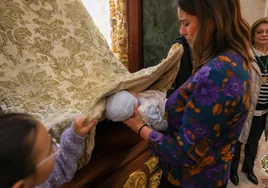 Nueva Candelaria con los más pequeños como grandes protagonistas: más de 8.500 niños pasan por el manto de la Virgen del Rocío