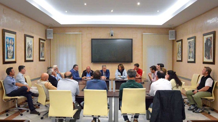 Reunión del Ayuntamiento de Almonte con hermandades que alojan sus bueyes en corraletas de El Rocío