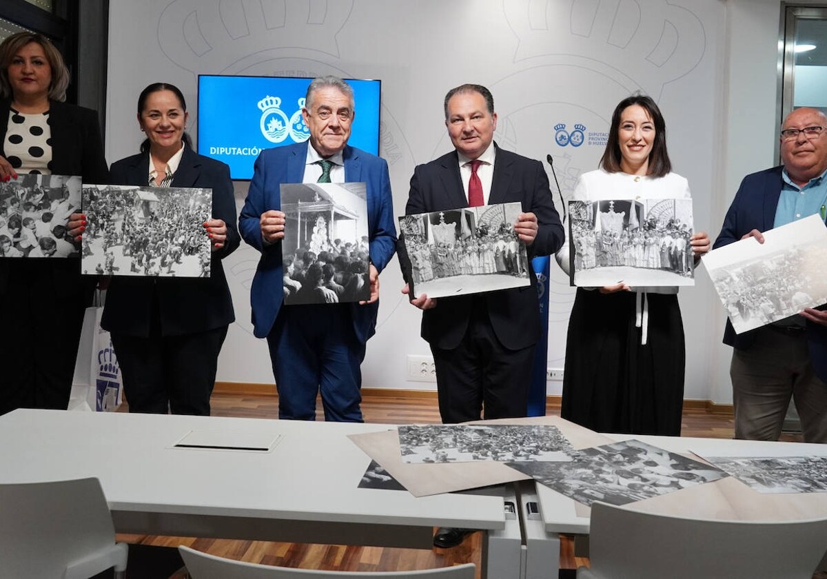 La presentación de la colección de fotografías antiguas de la romería del Rocío en la Diputación
