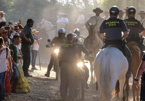 Agentes de la Guardia Civil a caballo en la Romería del Rocío