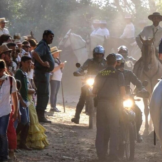 Agentes de la Guardia Civil a caballo en la Romería del Rocío