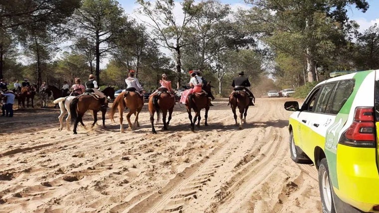 Un vehículo del Plan Romero junto a un grupo de caballistas que hace el camino