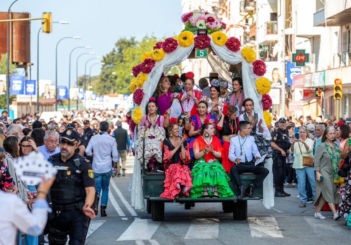 Carro de la Hermandad de Huelva en su salida hacia El Rocío en 2023