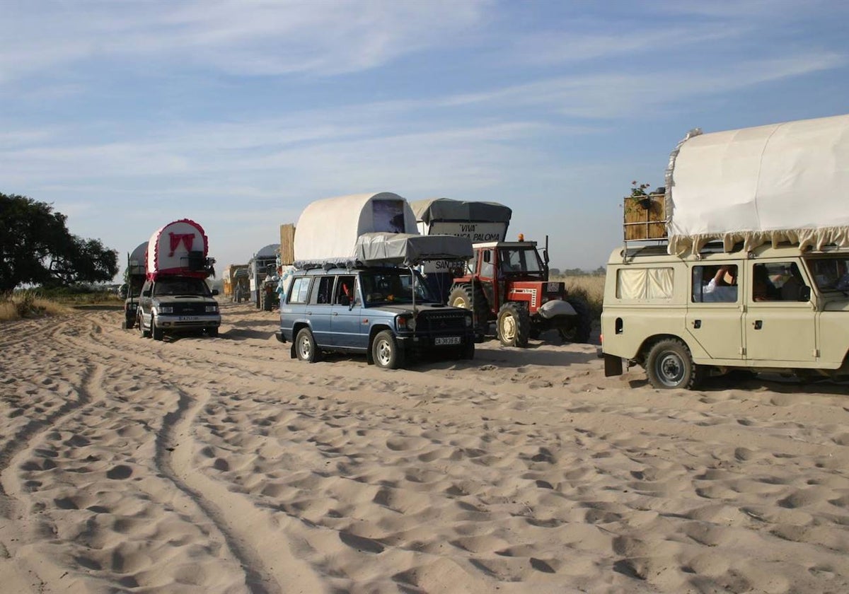 Paso de los vehículos de una hermandad por el parque nacional de Doñana