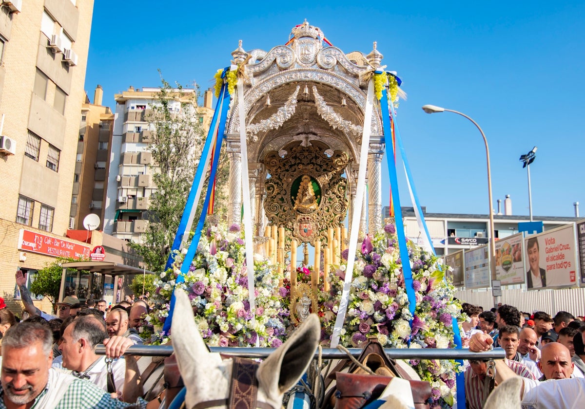 Simpecado de la hermandad del Rocío de Huelva en su salida el pasado 2023