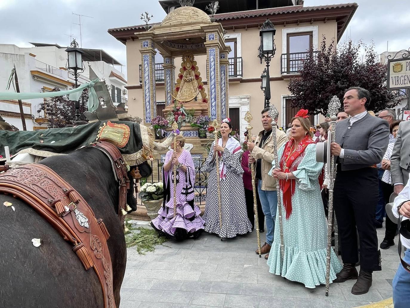 El simpecado blanco de la Hermandad del Rocío de Bollullos camina bien arropado hacia la aldea