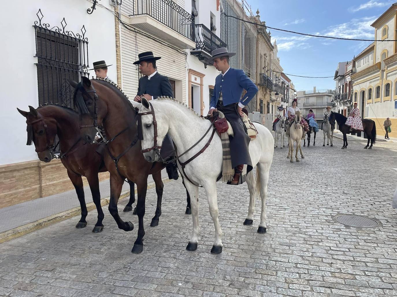 El simpecado blanco de la Hermandad del Rocío de Bollullos camina bien arropado hacia la aldea