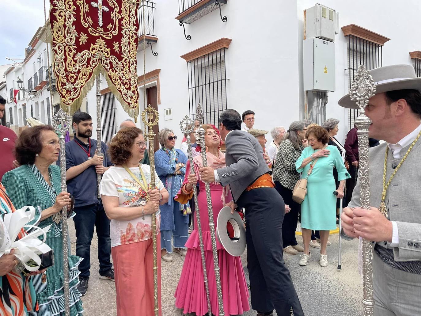 El simpecado blanco de la Hermandad del Rocío de Bollullos camina bien arropado hacia la aldea