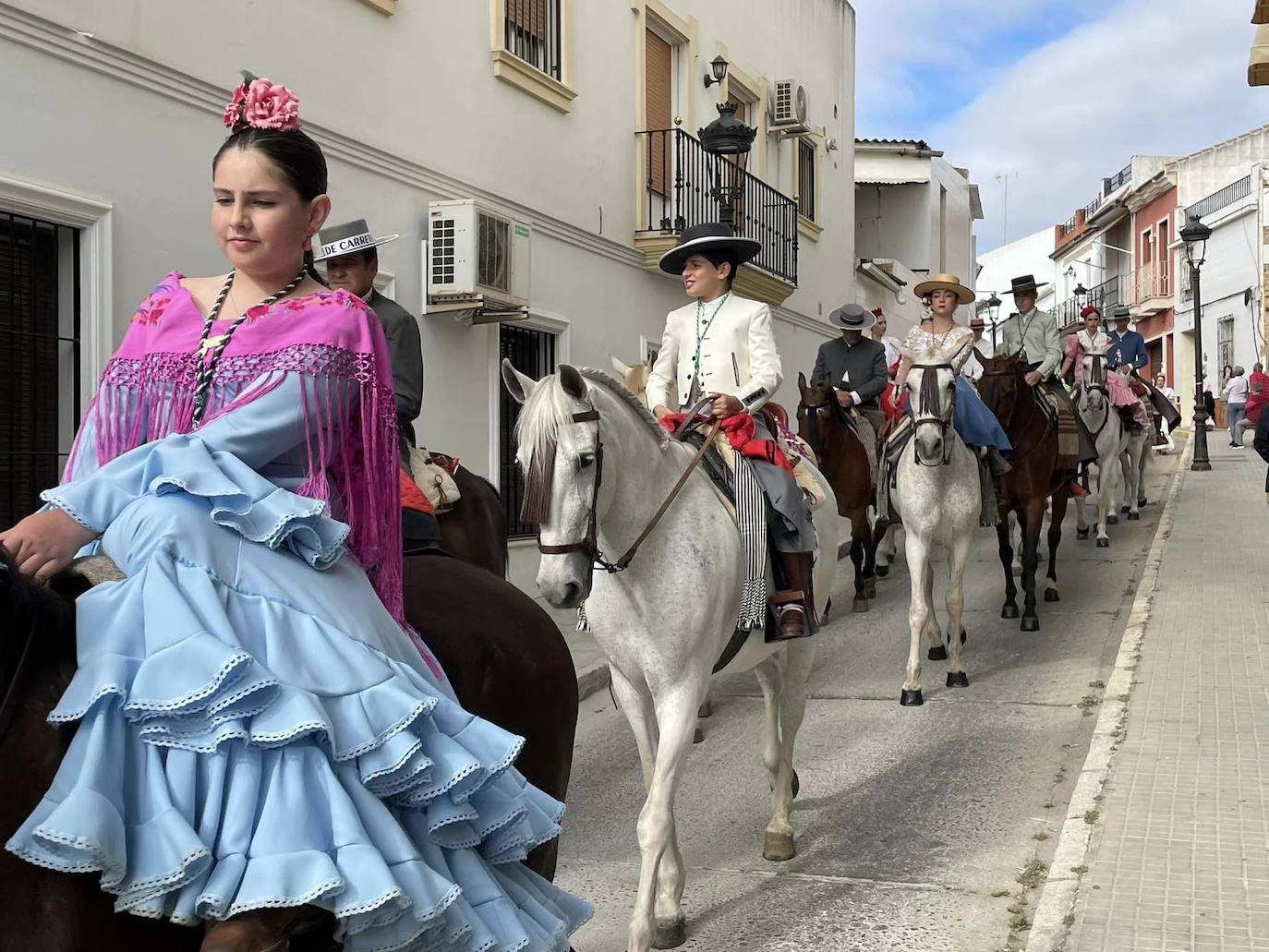 El simpecado blanco de la Hermandad del Rocío de Bollullos camina bien arropado hacia la aldea