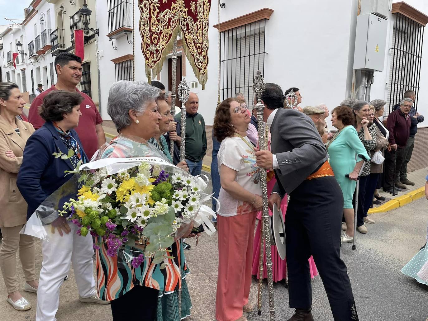 El simpecado blanco de la Hermandad del Rocío de Bollullos camina bien arropado hacia la aldea
