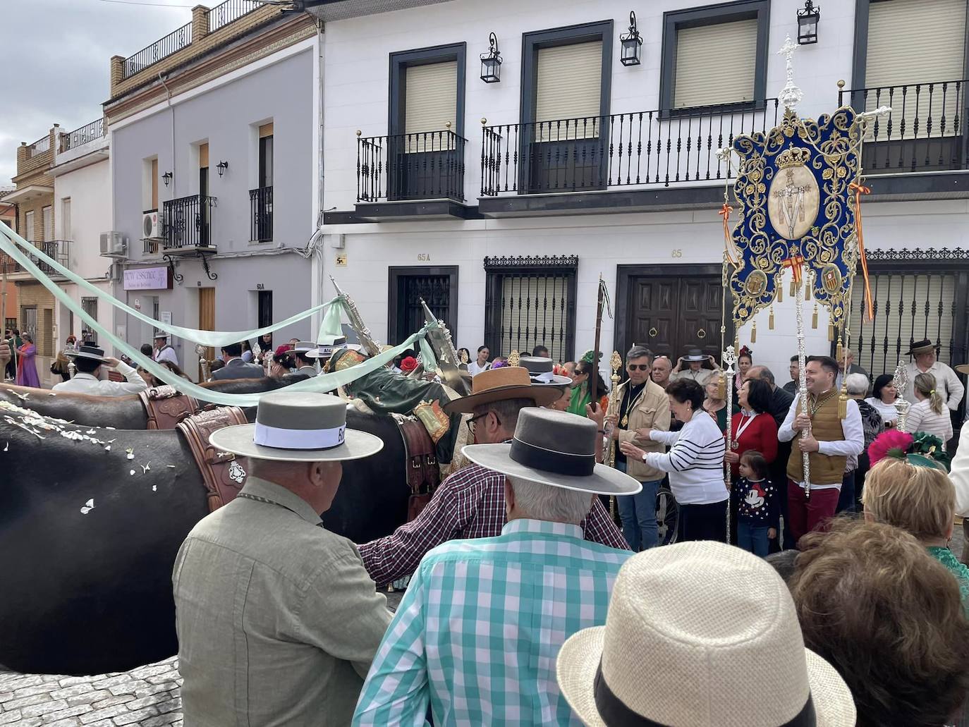 El simpecado blanco de la Hermandad del Rocío de Bollullos camina bien arropado hacia la aldea