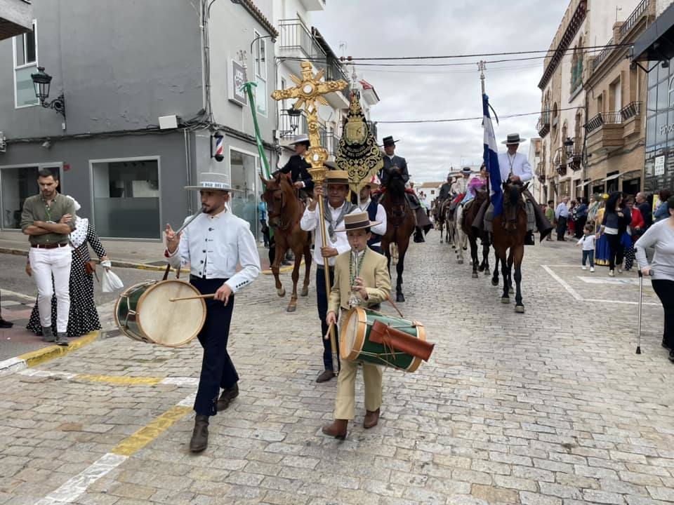 El simpecado blanco de la Hermandad del Rocío de Bollullos camina bien arropado hacia la aldea