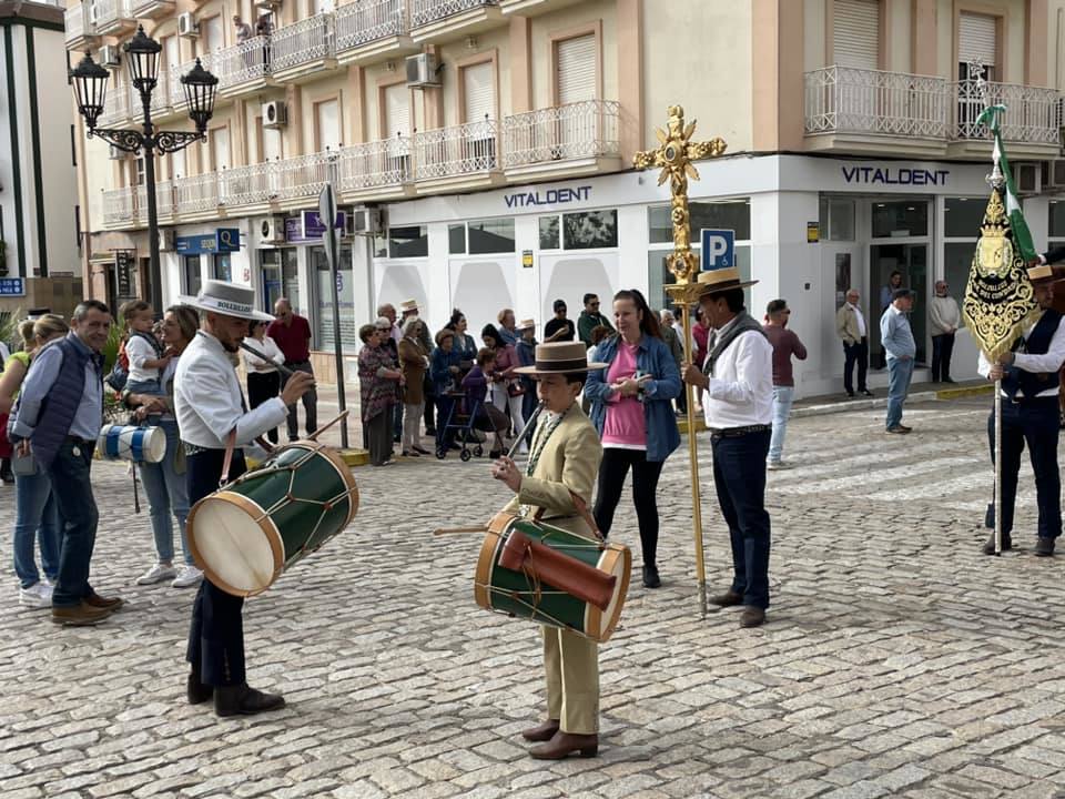 El simpecado blanco de la Hermandad del Rocío de Bollullos camina bien arropado hacia la aldea