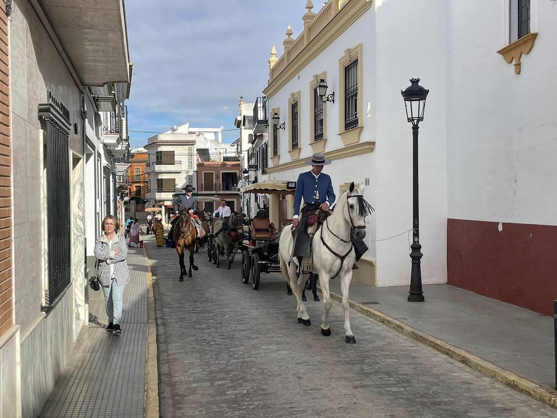 El simpecado blanco de la Hermandad del Rocío de Bollullos camina bien arropado hacia la aldea