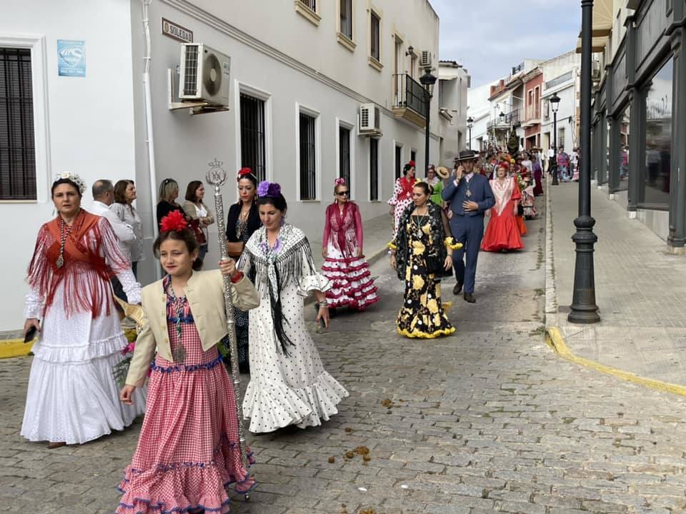 El simpecado blanco de la Hermandad del Rocío de Bollullos camina bien arropado hacia la aldea