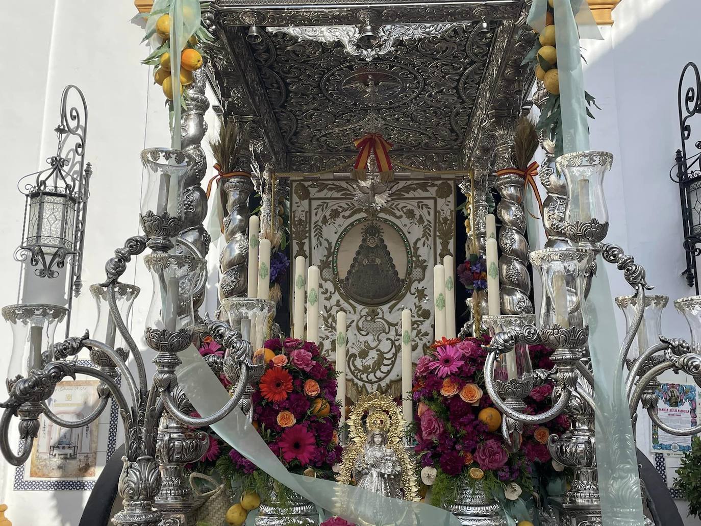 El simpecado blanco de la Hermandad del Rocío de Bollullos camina bien arropado hacia la aldea