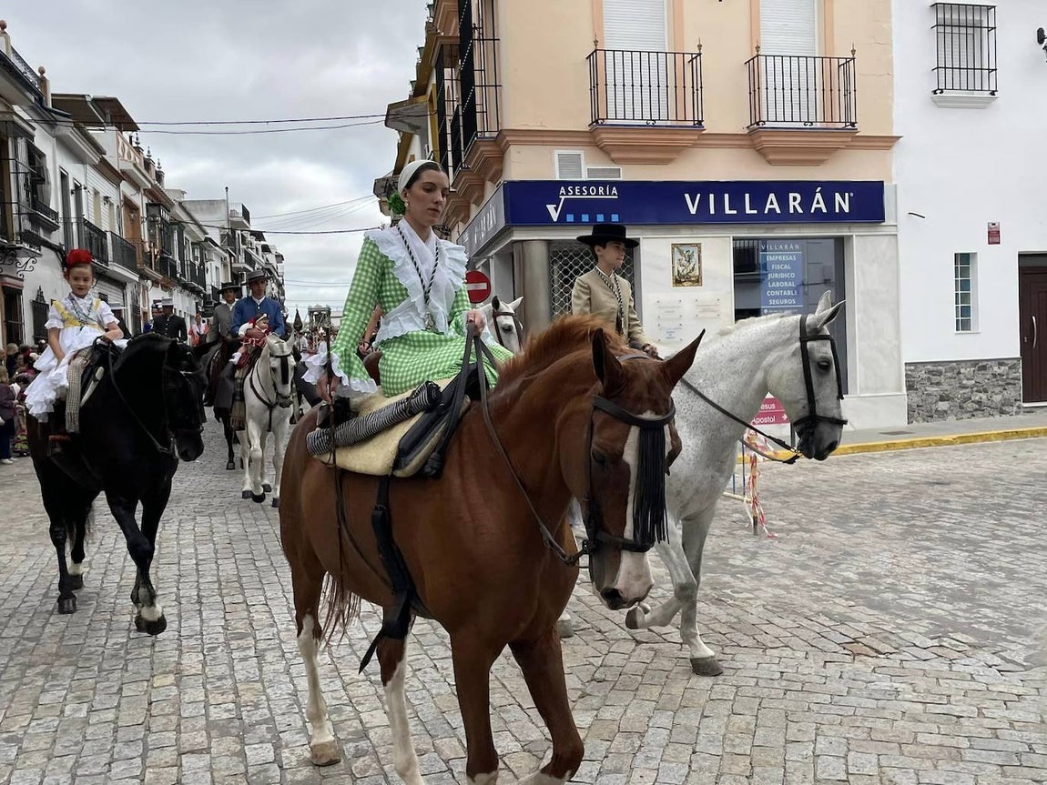 El simpecado blanco de la Hermandad del Rocío de Bollullos camina bien arropado hacia la aldea