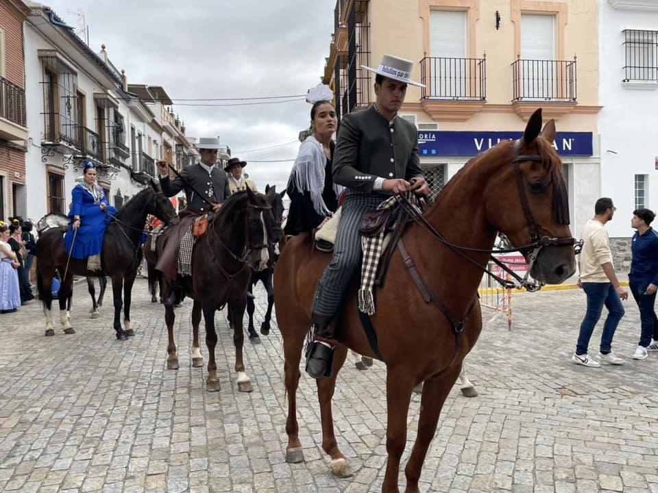 El simpecado blanco de la Hermandad del Rocío de Bollullos camina bien arropado hacia la aldea