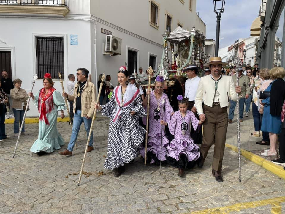 El simpecado blanco de la Hermandad del Rocío de Bollullos camina bien arropado hacia la aldea