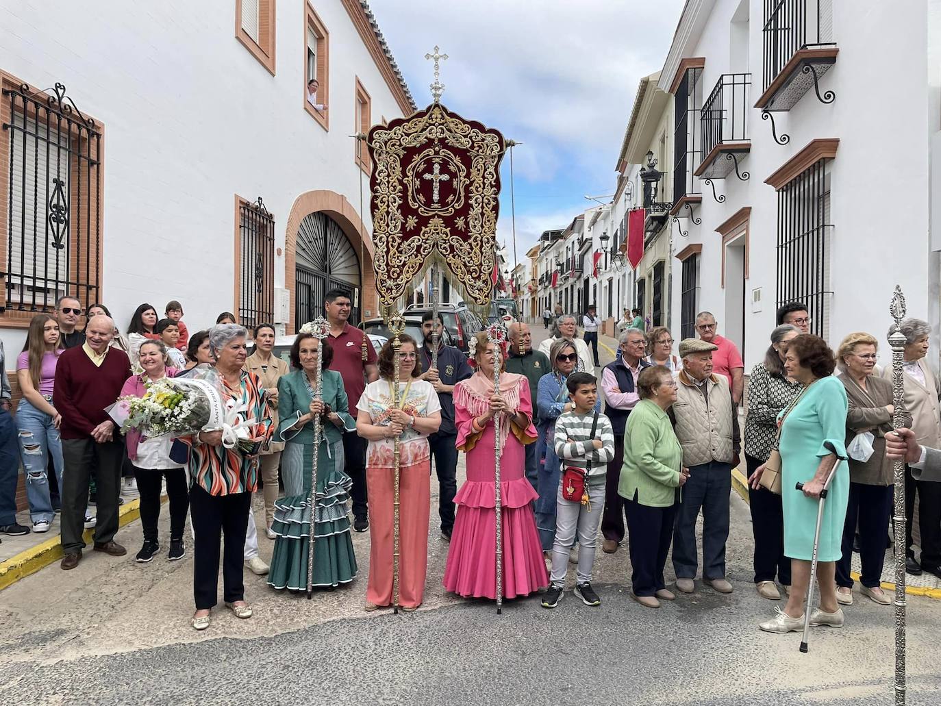 El simpecado blanco de la Hermandad del Rocío de Bollullos camina bien arropado hacia la aldea