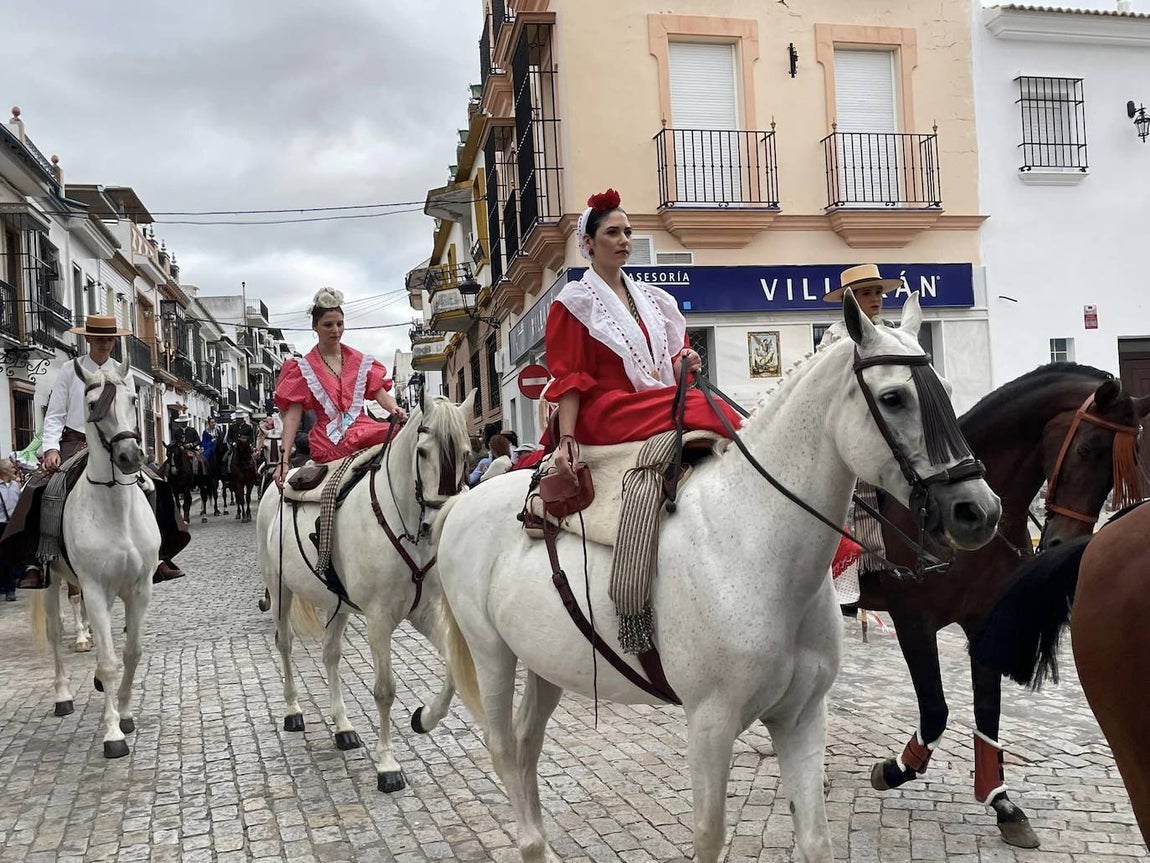 El simpecado blanco de la Hermandad del Rocío de Bollullos camina bien arropado hacia la aldea