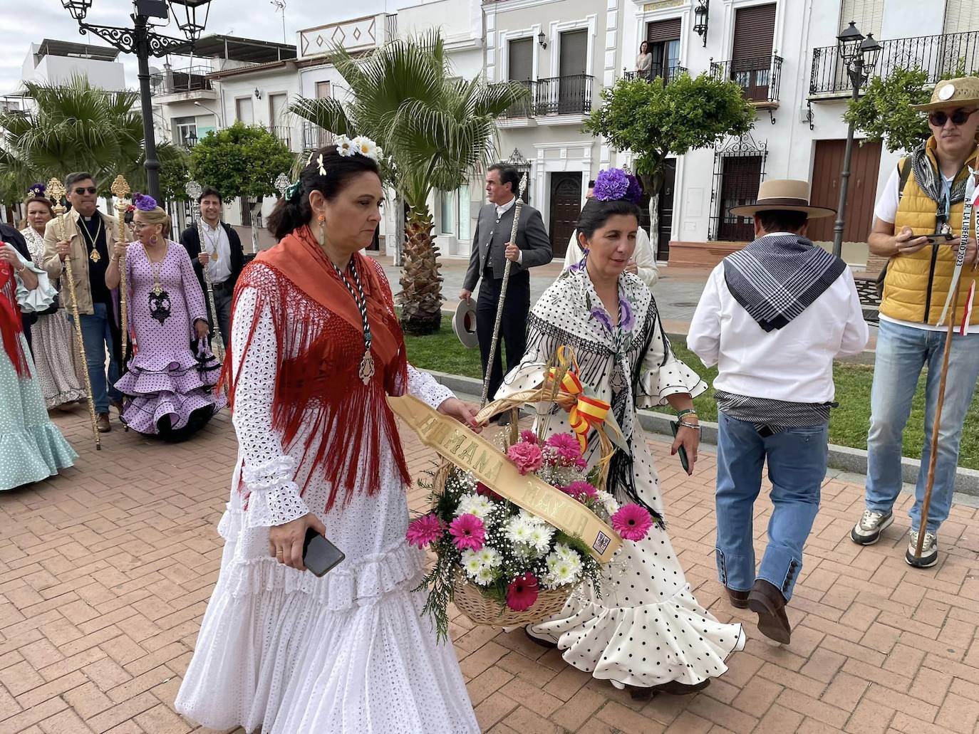 El simpecado blanco de la Hermandad del Rocío de Bollullos camina bien arropado hacia la aldea