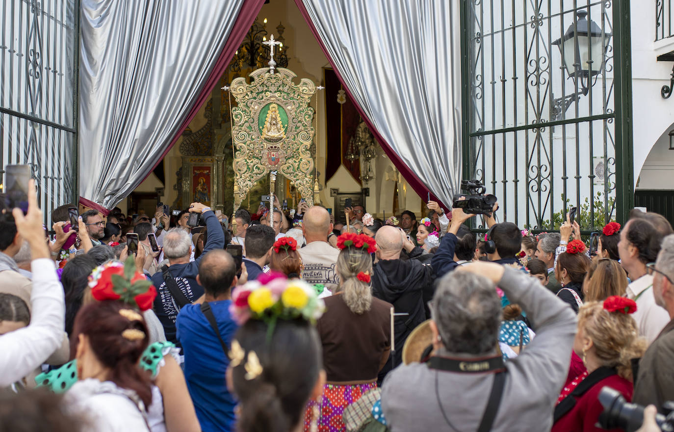 La salida de la hermandad del Rocío de Huelva 2024, en imágenes