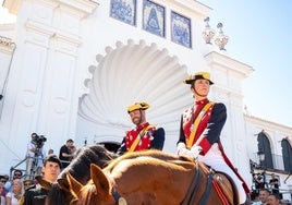 Dos guardias civiles con el traje de gala frente al santuario